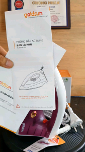 Bàn là khô Bàn Ủi Goldsun 1000W GIR2201 Cho Quần Áo Luôn Phẳng Đẹp
