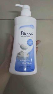 Sữa Tắm Dưỡng Ẩm Bioré Hương Sữa Ngọt Ngào 530g