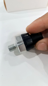 สวิทช์แรงดันน้ำมันเครื่อง Nissan Navara ปี 2007-2013 ตัวแรก