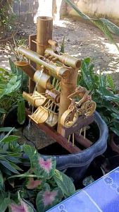 กังหันน้ำไม้ไผ่ มดตานอยปั่น ชูฟู พร้อมปั้ม กังหันทำจากไม้ไผ่ธรรมชาติ แต่งบ่อ, โอ่ง, อ่าง แต่งสวน กว้าง45 ยาว32 สูง55 ซ.ม