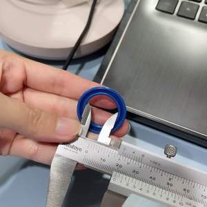 ซีลกันฝู่ DH-020 (หมายเลข H839) ซีลกันฝู่ยัดร่อง ขนาด 20-28-4.5/6 สำหรับกระบอกไฮดรอลิคแกน 20 มิล สำหรับรถโฟล์คลิฟท์ เป็นส่วนตัวของซีลฟิค นอกจากนี้ สามารถใช้สำหรับกระบอกกันยากระบอกไฮดรอลิก เมื่อคุณต้องการปรับปรุงขนาดของซีลกระบอกไ��