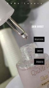Skinboost Serum Pencerah QnMe Luxury dengan kandungan Niacinamide Alpha Arbutin Hyaluronic acid dan bahan aktif lainnya dapat mencerahkan meratakan warna kulit mengecilkan pori pori menyamarkan noda hitam menghaluskan kulit wajah dan melembapkan