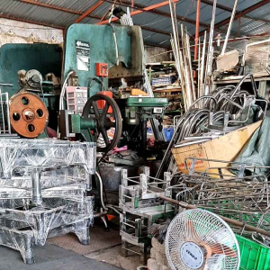 Khung chân inox để máy uống nước nóng lạnh  máy giặt hay tủ lạnh  dạng mini nhiều kích thước khác nhau  cao 15cm . Hàng dày và chất lượng  .