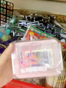 Hộp kim chỉ mini đa năng may vá có đủ các chi tiết kim chỉ kéo thước dây tiện lợi