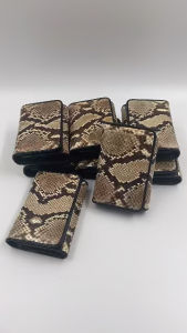 กระเป๋าสตางค์ 3 พับสั้นหนังงูแท้ 100% สีธรรมชาติ