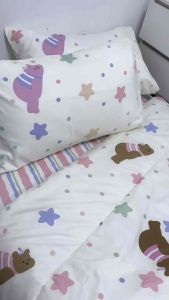 ชุดเครื่องนอนครบเซ็ท(โทนสีชมพู) 1 ชุด ประกอบด้วย 👇👇 💚ผ้าปู 1 ชิ้น รัดมุม4ด้าน 💚ปลอกหมอน 2 ชิ้น 💚ปลอกหมอนข้าง 2 ชิ้น -ผ้าปูใส่ฟูกที่นอนได้ 10 นิ้ว -ผ้านวมหนา 3นิ้ว (ขนาด5x 5.5 ฟุต)