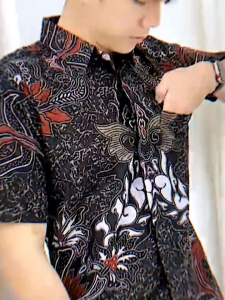 NARENDRA PUTRA HITAM ATASAN KEMEJA BATIK PRIA LENGAN PENDEK SLIM FIT LAPIS FURING BAHAN KATUN SOLO HALUS PREMIUM