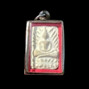 พระเนื้อผง พิมพ์ขุดสระ หลังยันต์ หลวงปู่เผือก วัดกิ่งแก้ว ปี2502