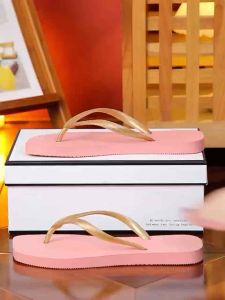 2025 summer new Korean style flat flip flops for women ins trendy simple solid color footbed beach s