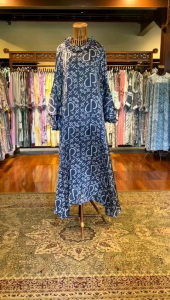 Lisa Dress by Dian Pelangi LIMITED EDITION Busana Muslim Maxi Gamis Abaya Kaftan Gaun Pesta Pernikahan Kondangan Lebaran Wanita Cantik Anggun Modis Modern Simple Elegan Mewah Casual Formal Model Korea Terbaru Motif Batik Cap Hand Made Terlaris Kekinian