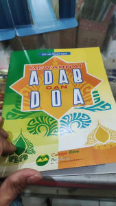 Mewarnai adab dan doa. Buku keterampilan anak