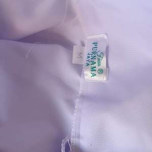 Baju Putih Lengan Panjang SD SMP SMA MI/MTS/MA/Guru tanpa tali\\n\\n Apa Itu Baju Putih Lengan Panjang SD SMP SMA MI/MTS/MA/Guru Tanpa Tali?\\n\\nBaju putih lengan panjang tanpa tali adalah pakaian formal yang dirancang untuk anak-anak dan guru di sekolah-sekolah SD, SMP, SMA, MI, MTS, MA, serta guru. Baju ini biasanya digunakan sebagai seragam sekolah atau seragam kerja, dan memiliki fitur khusus seperti tidak adanya tali atau ikat pinggang.\\n\\n Sejarah Baju Putih Lengan Panjang Tanpa Tali\\n\\nSejarah baju putih lengan panjang tanpa tali bermula dari kebutuhan akan seragam sekolah yang formal dan nyaman bagi siswa dan guru. Seiring waktu, baju ini telah berkembang menjadi pilihan populer karena kenyamanannya dan kemudahan penggunaannya.\\n\\n Perbedaan Baju Putih Lengan Panjang Tanpa Tali dengan Baju Kerja Biasa\\n\\nPerbedaan utama antara baju putih lengan panjang tanpa tali dan baju kerja biasa adalah desain dan fitur khususnya. Baju putih lengan panjang tanpa tali dirancang khusus untuk siswa dan guru, sehingga lebih nyaman dan mudah digunakan dibandingkan dengan baju kerja biasa.\\n\\n Keuntungan Menggunakan Baju Putih Lengan Panjang SD SMP SMA MI/MTS/MA/Guru Tanpa Tali\\n\\n Kenyamanan dan Fungsionalitas\\n\\nBaju putih lengan panjang tanpa tali menawarkan kenyamanan dan fungsionalitas yang unggul. Desainnya yang simpel dan tanpa tali membuatnya mudah digunakan dan nyaman dipakai sepanjang hari.\\n\\n Desain dan Penampilan Profesional\\n\\nBaju putih lengan panjang tanpa tali memiliki desain yang elegan dan profesional, membuatnya menjadi pilihan ideal untuk siswa dan guru. Baju ini cocok untuk berbagai acara sekolah dan kegiatan kerja.\\n\\n Cara Memilih Baju Putih Lengan Panjang SD SMP SMA MI/MTS/MA/Guru Tanpa Tali yang Tepat\\n\\n Mengidentifikasi Kebutuhan dan Preferensi Anda\\n\\nSebelum membeli baju putih lengan panjang tanpa tali, penting untuk mengetahui kebutuhan dan preferensi Anda. Misalnya, apakah Anda mencari baju yang nyaman, profesional, atau memiliki desain tertentu?\\n\\n Memahami Ukuran dan Fit\\n\\nMemahami ukuran dan fit baju putih lengan panjang tanpa tali sangat penting untuk mendapatkan pakaian yang pas dan nyaman. Pastikan untuk mengukur tubuh Anda dengan tepat sebelum membeli baju.\\n\\n Memilih Bahan dan Desain yang Tepat\\n\\nBahan dan desain baju putih lengan panjang tanpa tali juga penting untuk dipertimbangkan. Pilih baju yang terbuat dari bahan berkualitas tinggi dan memiliki desain yang sesuai dengan kebutuhan Anda.\\n\\n Tips Merawat Baju Putih Lengan Panjang SD SMP SMA MI/MTS/MA/Guru Tanpa Tali\\n\\n Cara Menyimpan dan Menyimpan Baju Putih Lengan Panjang Tanpa Tali\\n\\nUntuk merawat baju putih lengan panjang tanpa tali, pastikan untuk menyimpannya dengan baik. Simpan baju dalam tempat yang kering dan aman dari kerusakan.\\n\\n Cara Mencuci dan Mengeringkan Baju Putih Lengan Panjang Tanpa Tali\\n\\nUntuk mencuci baju putih lengan panjang tanpa tali, gunakan deterjen yang sesuai dan ikuti petunjuk pencucian pada label baju. Setelah dicuci, keringkan baju di tempat yang teduh dan aman dari sinar matahari langsung.\\n\\n Kesimpulan\\n\\nBaju putih lengan panjang tanpa tali adalah pilihan ideal untuk siswa dan guru yang mencari seragam sekolah atau seragam kerja yang formal, nyaman, dan profesional. Dengan memilih baju yang tepat dan merawatnya dengan baik, Anda dapat menikmati kenyamanan dan fungsionalitas baju putih lengan panjang tanpa tali selama bertahun-tahun.\"