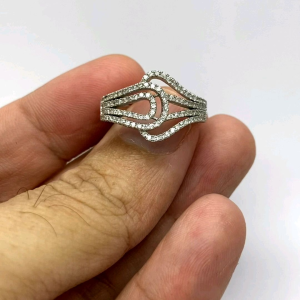 แหวน เงินแท้ 92.5% งานส่งออก ดีไซน์สวย แปลกตา ฝังเพชรสวิส cz เกรด 5A เล่นไฟดี หน้าแหวนกว้าง 1.35 ซม. หนัก 4.9 กรัม ครับ