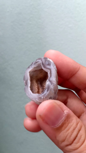 Agate geode #1 โพรงอาเกต หินธรรมชาติ น้ำหนัก 16.7 กรัม