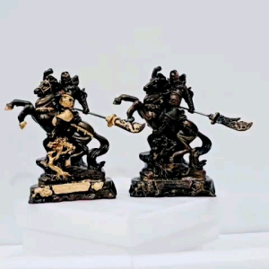 เทพเจ้ากวนอู ปางทรงม้าออกศึก ฐานกว้าง 5.5 นิ้ว สูง 8.5 นิ้ว เนื้อผสมแร่เหล็กน้ำพี้ จากบ่อเหล็กน้ำพี้ จ.อุตรดิตถ์