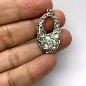 - จี้ เงินแท้ 92.5% งานส่งออก ดีไซน์ สวย แปลกตา จี้หนัก 4.1 กรัม ตัวเรือน หนา แข็งแรง เคลือบทองคำขาวแล้วครับ ใส่ไม่ดำ ไม่คัน และใส่ไม่ซ้ำใครครับ ** ด้านหลังจี้ มีตำหนิรอยขนแมวเล็กน้อย จากงานกระทบกัน ตามรูปครับ **