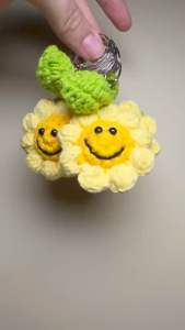 [Có sẵn] Móc khóa bông hoa mặt cười bằng len cotton milk dễ thương móc chìa khóa balo