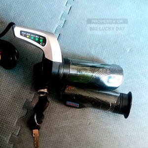 HANDLE GAS SEPEDA LISTRIK UNIVERSAL 24V 36V 48V MERK HAOZHAN THROTTLE KUNCI KONTAK INDIKATOR BATERAI HANDEL GAS SCOOTER LISTRIK MOTOR LISTRIK SKUTER ELEKTRIK KABEL GAS GRIP PEGANGAN SPAREPART SPARE PART ONDERDIL SUKU CADANG BERKUALITAS