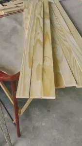 ไม้สนมือ1 พร้อมไสเรียบ 4 ด้านขนาด หนา 1.5 เซน กว้าง 5 เซน ยาว 115 เซน ราคา 288 บาท/มัด ( 1 มัดมี 5 ท่อน)