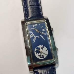 Đồng hồ nam nội địa Nhật hai máy  6 kim  form tank size 27x48mm  cọc số la mã mặt xanh dương đậm