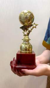 ถ้วยรางวัลฟุตบอล รุ่นใหม่ สีทอง ชุดสามใบ การเปลี่ยนแปลงราคากับตัวเต็ม สำหรับฐานแดง คลิกเพื่อเลือกราคา