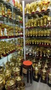 ถ้วยรางวัลแตร รุ่นใหม่ สีทองชุดสามใบ ฐานแดงเคลือบเงา เลือกราคาได้ ทำป้ายข้อความฟรีแจ้งทางแชทครับ