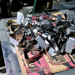 Khuôn làm bánh hình tam giác.Kích thước 9x9x9 cm.Bản la 3cm.Hàn và đánh bóng kĩ.