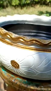 อ่างดินเผาขนาดกว้าง 14 นิ้ว ลึกประมาณ 6 นิ้ว ใช้เป็นอ่างบัว อ่างปลา อ่างน้ำพุขนาดวีดจากขอบนอกถึงขอบนอกนะคะเป็นงานปั้นอาจมีขานดเล็กลงบ้างขึ้นอยู่กับช่างที่ปั้นงานนะคะ