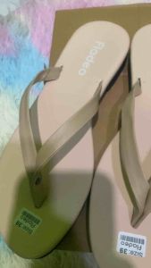 Sandal Flat Jepit Wanita: Fashion Terbaru & Terlaris