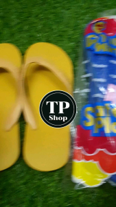 รองเท้าแตะตราดาวเทียม(สีเหลือง)เป็นตัวเลือกที่ยอดเยี่ยมสำหรับผู้ชายที่ ต้องการความสะดวกสบายและสไตล์ในชีวิตประจำวัน ผลิตจากวัสดุยางคุณภาพสูง ทำให้มีความทนทานและยืดหยุ่น เหมาะสำหรับการใช้งานในบ้านหรือออกไปข้างนอกในวันสบายๆ การออกแบบที่เรียบง่ายแต่ทันสมัยช่ว