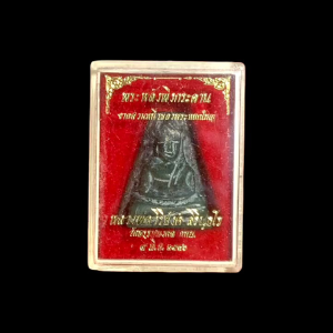 พระหลังพิงกระดาน หลวงพ่อวิริยังค์ วัดธรรมมงคล ปี 2536 รุ่นนี้เป็นเศษหยกที่สกัดมาจากพระหยกขนาดพระประธานของวัด พร้อมกล่องจากวัด แท้รับประกัน #ท.33