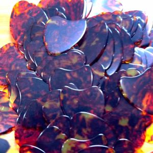 ปิ๊กกีตาร์ 5 ชิ้น ปิ๊กกีต้าร์ทรง Shark Fin Celluloid (เซลลูลอยด์) 0.71 มม.