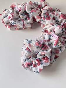 ยางรัดผมผ้าลายดอก ยางรัดผมโดนัท สไตส์เกาหลี ยางมัดผม 12cm พื้นเจนสาร ผมดูงู้ คู่หน้าเป็นโอกาส