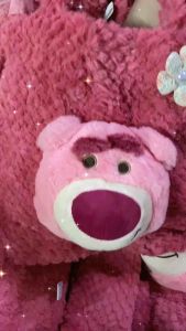 Túi Xách Gấu Dâu Lotso Size 35cm Đính Kèm Hoa- Gấu Lotso Nổi Lông Bông Siêu Dễ Thương Màu Hồng Lovely Thời Trang