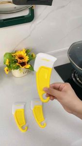 多功能清洁刮刀 (2个) Multi-functional Cleaning Scraper #这个神器谁家还没有✨.超多用处。实用的很😍.#刮酸奶大罐子#刮油腻腻的锅底，盘子，台面都能轻松刮掉。特别方便🌈.