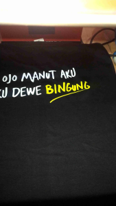 Kaos Kata kata Ojo Manut aku aku Dewe bingung sablon belakang