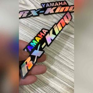 EMBLEM LOGO YAMAHA RX KING WARNA DASAR SILVER & EFECT CAHAYA MATAHARI