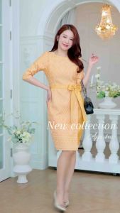 ชุดผ้าไทย ชุดเดรสผ้าไทย สีเหลืองพิธีฯ ผ้าฝ้ายทอลายขอประยุกต์ ออกแบบคอกลม แขนสามส่วน ดีไซน์ทรงป้ายด้านหน้า แต่งโบว์สำเร็จรูป กระโปรงทรงสอบเข้ารูปสวย