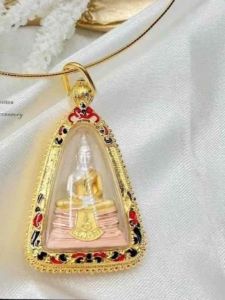 จี้หลวงพ่อพุทธโสธรเลี่ยมกรอบหุ้มเศษทองแท้หนาพิเศษ ขนาด 3x 4.5 ซม.งานจริงสวยมากๆ ✅ใส่ทองกับแท้ได้ ไม่กินเนื้อทอง มีใบรับประกันสินค้า ✅ไม่สามารถ ขายได้ จำนำได้นะคะเนื่องจากตัวกรอบพระเป็นทองหุ้ม ✅มีบริการเก็บปลายทาง ✅อายุการใช้งานขึ้นอยู่กับสภาพผิว และก