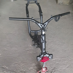 SUZUKI SMASH 115 GENUINE JAPAN SUZUKI FACTORY MOTORCYCLE CHASSIS/ BODY FRAME W/ GENUINE STEERING STEM BALL RACE KIT & WITH HANDLE BAR & CHOKE LEVER *(ALL REFURBISHED GENUINE PARTS) *(SLIGHTLY REPAINTED FOR RUST RETARDING) *(PART #41100C45H40L000)