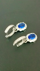 ต่างหูห่วงทองคำขาวประดับพลอยไพลินแท้สีน้ำเงินกำมะหยี่ล้อมพลอยเพทายขาว