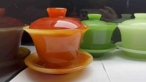 Ly thưởng trà đá ngọc.