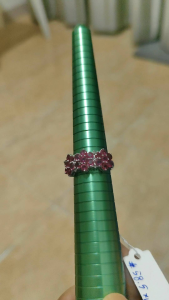 แหวนพลทับทิมไทย พลอยแท้100% น้ำสวย สีสวย พลอยคัดเกรด รูปทรงดอกไม้ติดกันสามดอกเรียงเป็นแนวขวาง ใส่เต็มนิ้วมาก ประดับด้วยไวท์โทพาทเพิ่มความหรูหรา ตัวเรือนทำจากเงินแท้ 92.5% ชุบทองคำขาวเพิ่มความหรูหรา ระยิบระยับตา 3.48 กะรัต 3.74กรัม 27 เม็ด ไซส์ 58.5