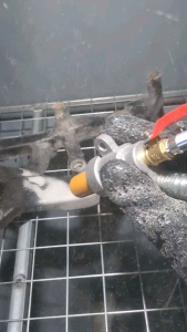 รถยนต์หรือวัสดุที่จะทำสี ตัวปืนมีความแข็งแรงทนทานหัวปืนทำจากตัวร่อนให้ความทนทานเหมาะกับงานยิงทรายทุกชนิด