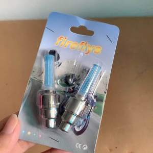 đèn gắn van xe đạp giao màu ngẫu nhiên tặng pin kèm theo ( 1 cặp 2 đèn)