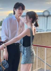 เอี๊ยมกระโปรงยีนส์ แต่งกระเป๋าหน้า สายปรับระดับได้