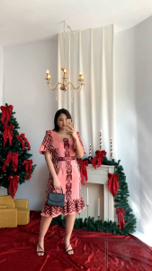 Desain Baju Couple Tenun Merah Muda Terbaru untuk Natal & Kantor