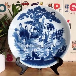 Đĩa cảnh Bát Tiên Du Xuân men chàm P31 x 5cm có chân kê bằng Gỗ đi kèm