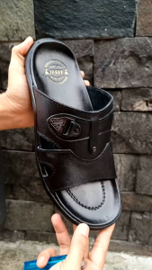 Sandal Kulit Pria Tapak Karet Lentur Tebal Ringan