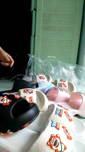 Dép bánh mì nữ có sticker dễ thương đẹp mắt